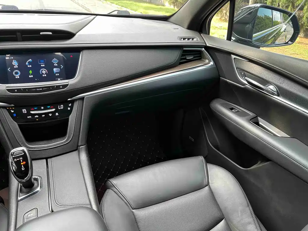 Cadillac XT5 2017 — фото 15