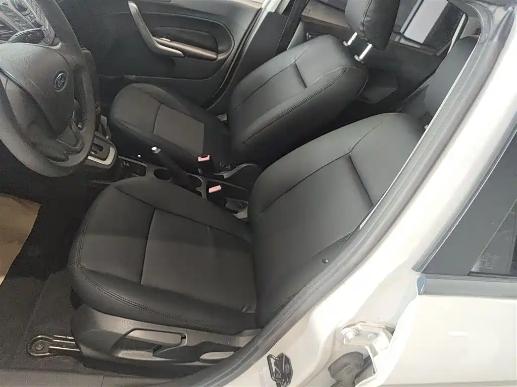 Ford Fiesta 2015 — фото 15
