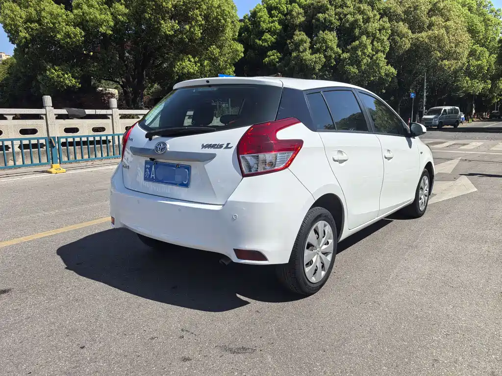 Toyota Yaris L 2015 — фото 9