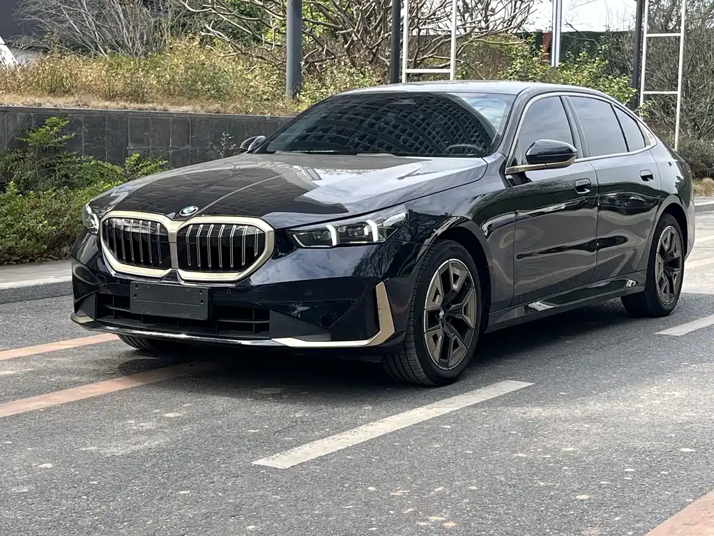BMW 5 Series 2025 — фото 1