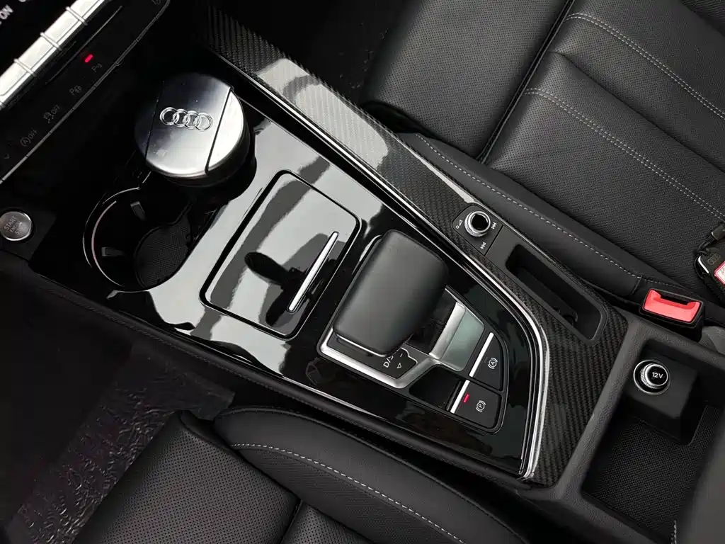 Audi A4L 2023 — фото 12