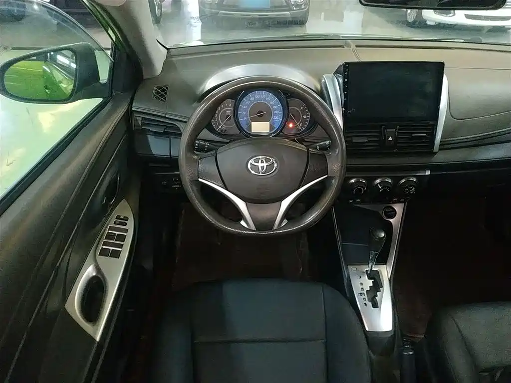 Toyota Yaris L 2015 — фото 11