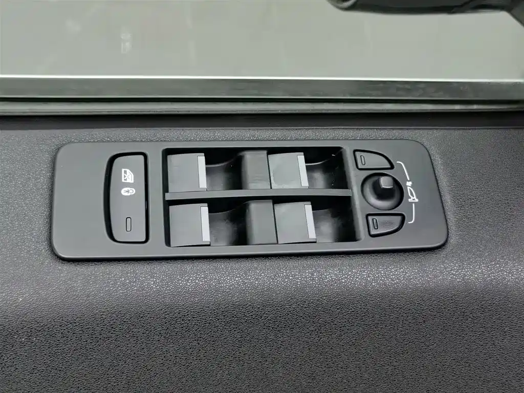 Land Rover Discovery Sport 2018 — фото 9
