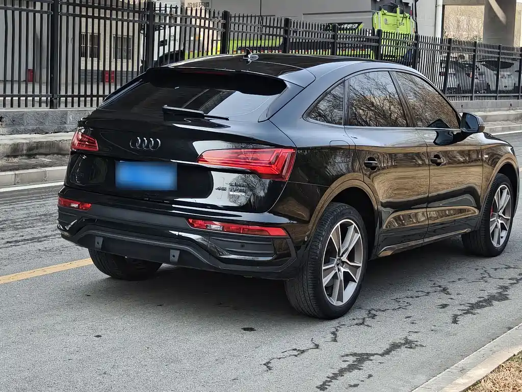 Audi Q5L Sportback 2023 — фото 18