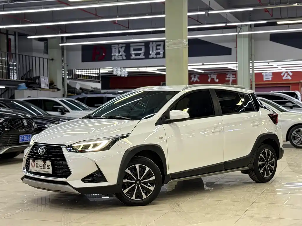 Toyota Yaris L 2022 — фото 1