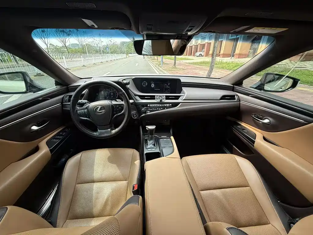 Lexus ES 2019