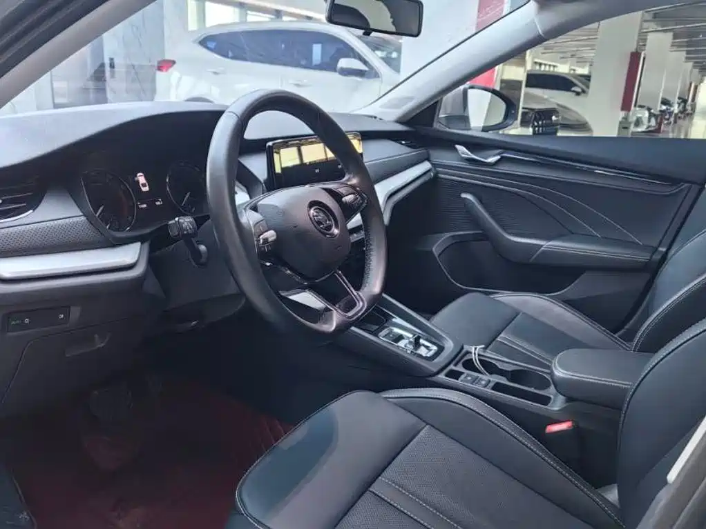 Skoda Octavia 2023 — фото 10