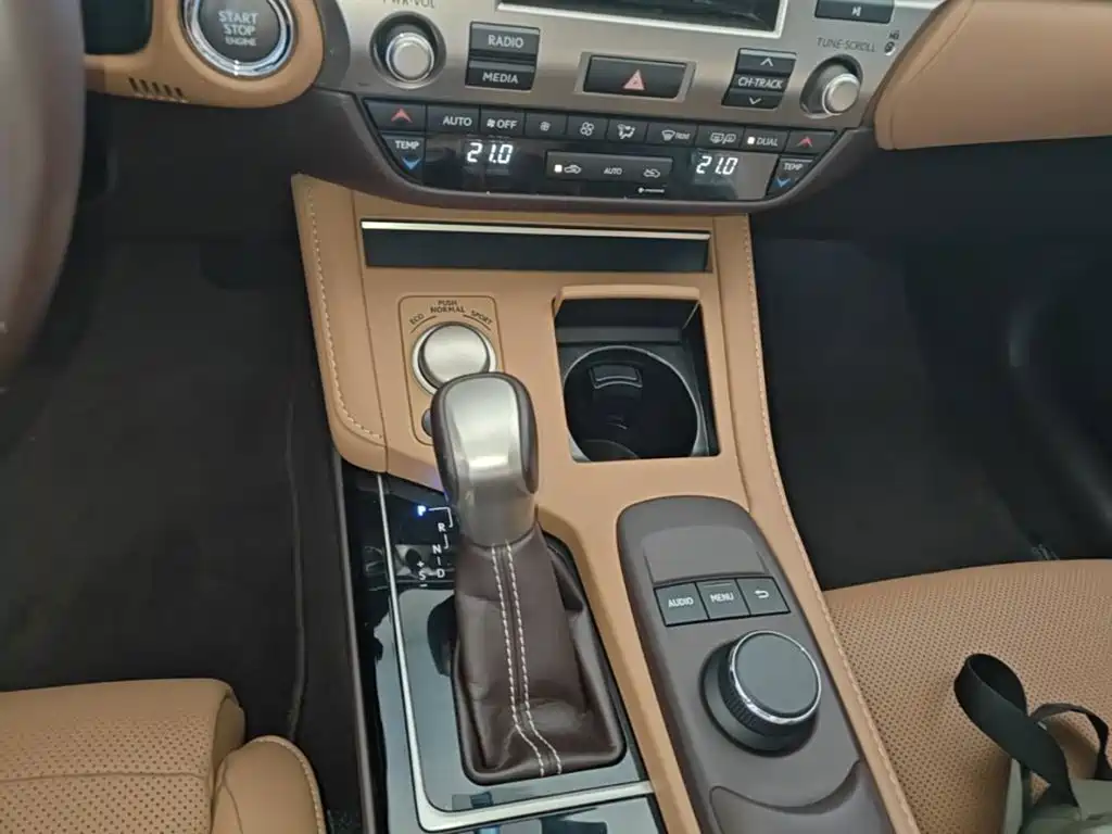 Lexus ES 2016 — фото 14