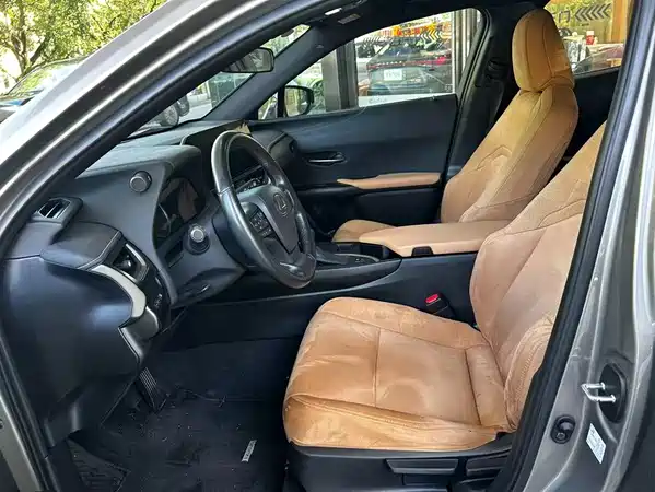 Lexus UX 2023