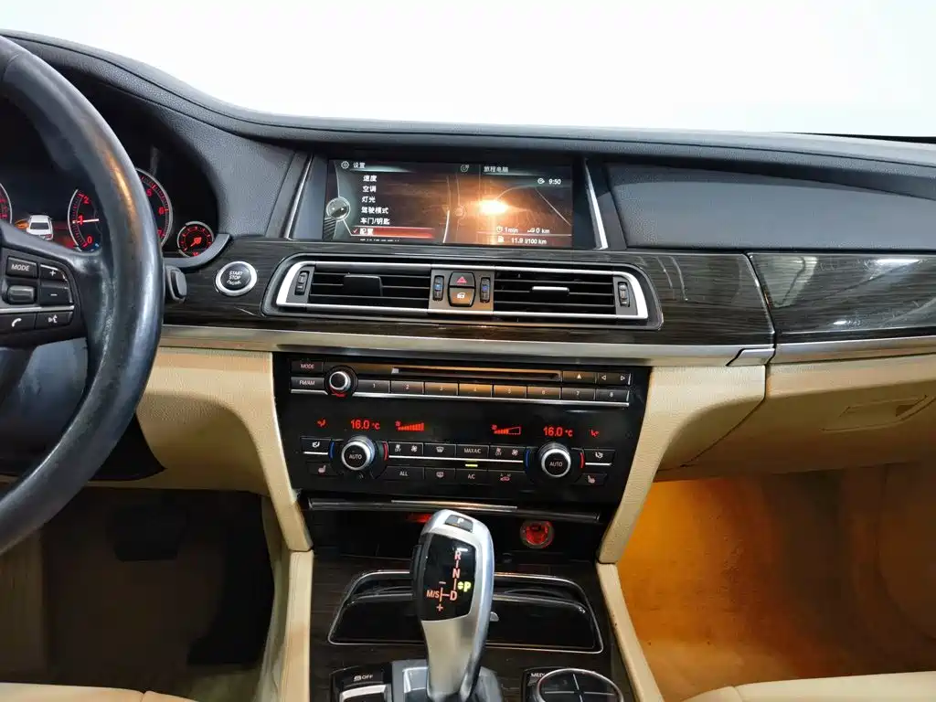 BMW 7 Series 2013 — фото 12