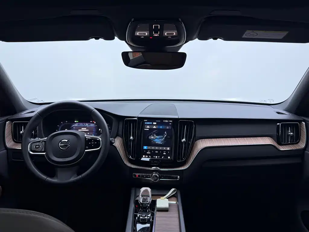 Volvo XC60 2022 — фото 12