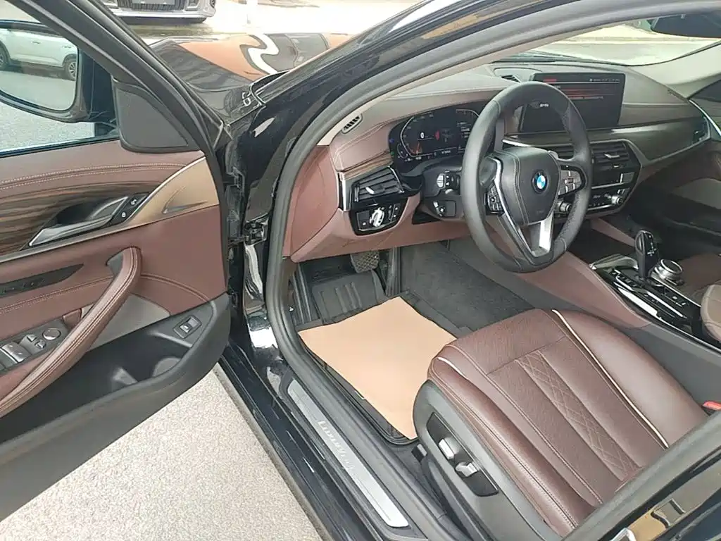BMW 5 Series 2021 — фото 16