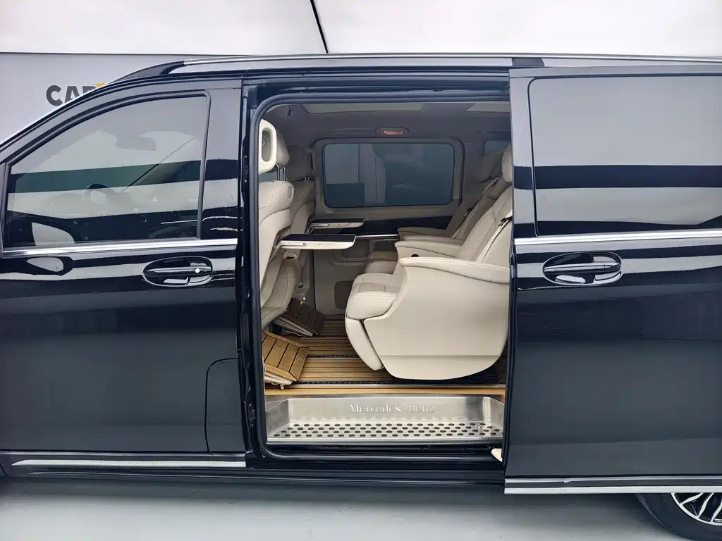 Mercedes-Benz V-Class 2020 — фото 15