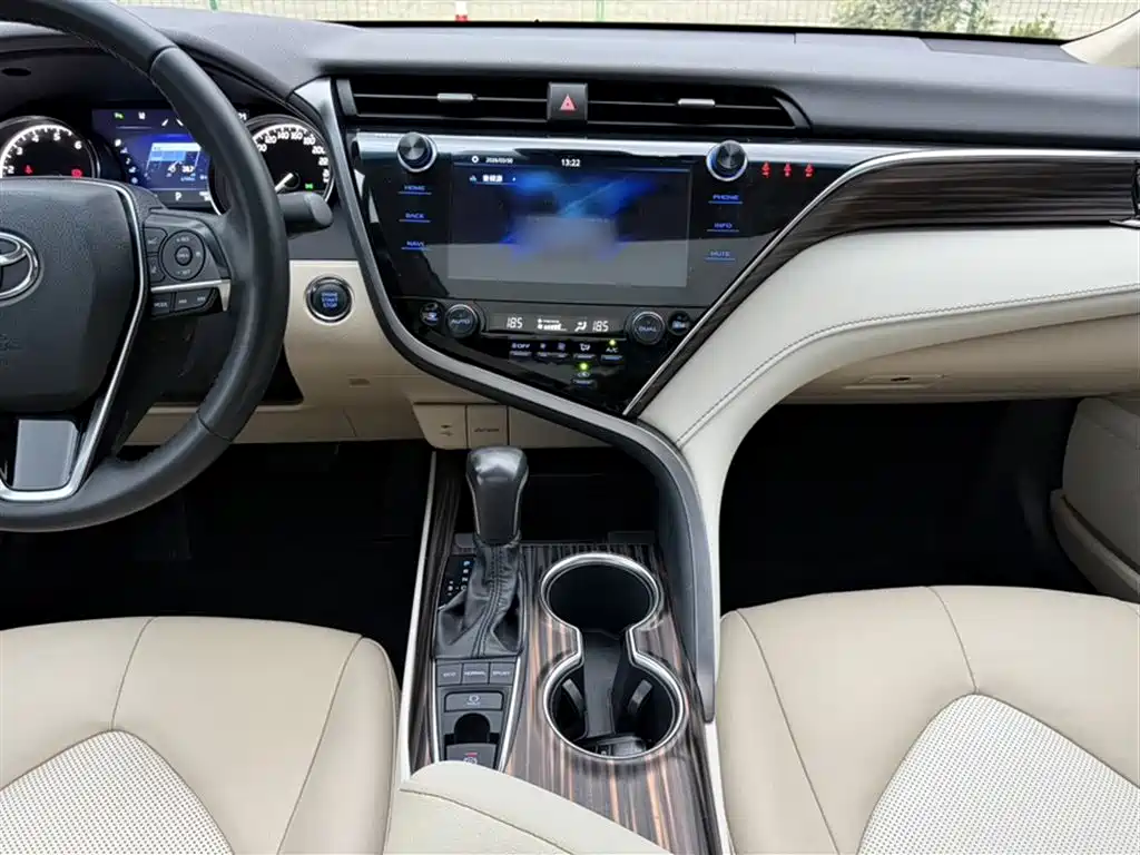 Toyota Camry 2019 — фото 17