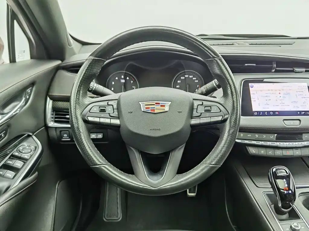 Cadillac XT4 2022 — фото 11