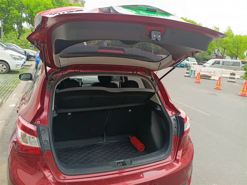 Nissan Tiida 2017 — фото 15