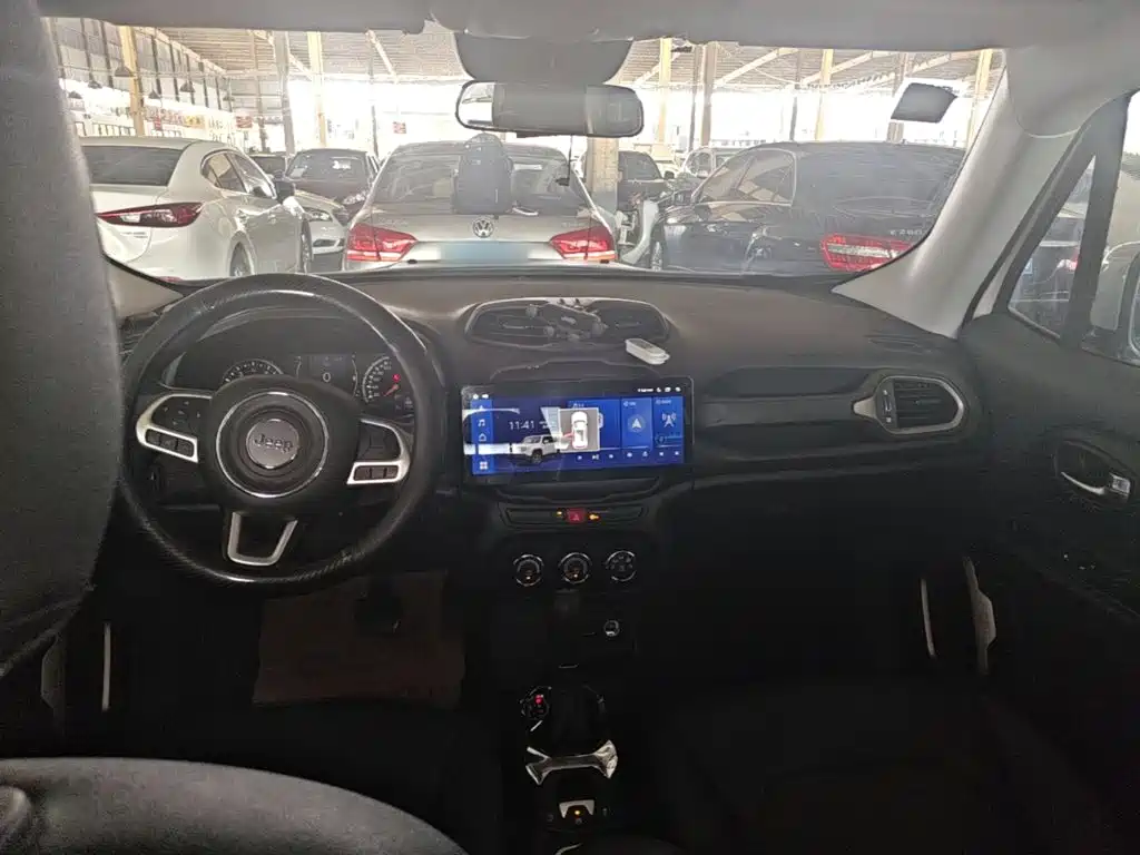 Jeep Renegade 2017 — фото 10