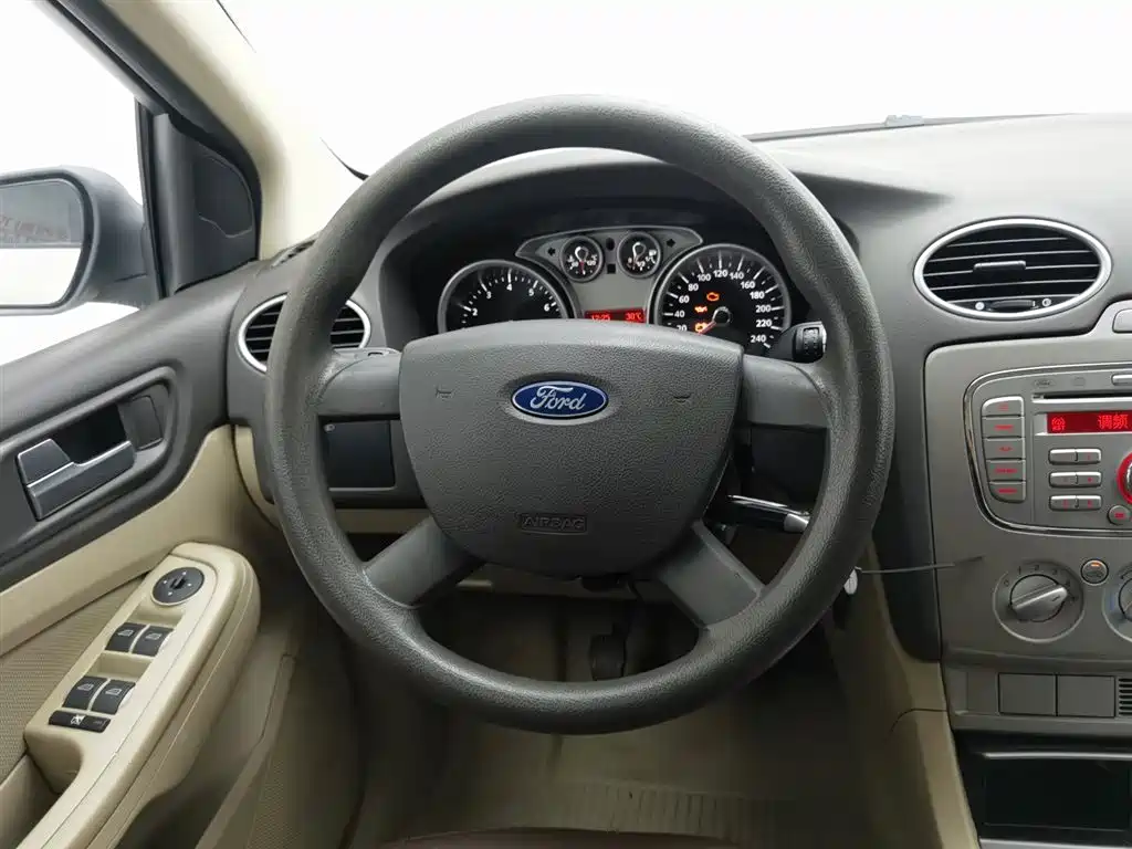 Ford Focus 2014 — фото 11