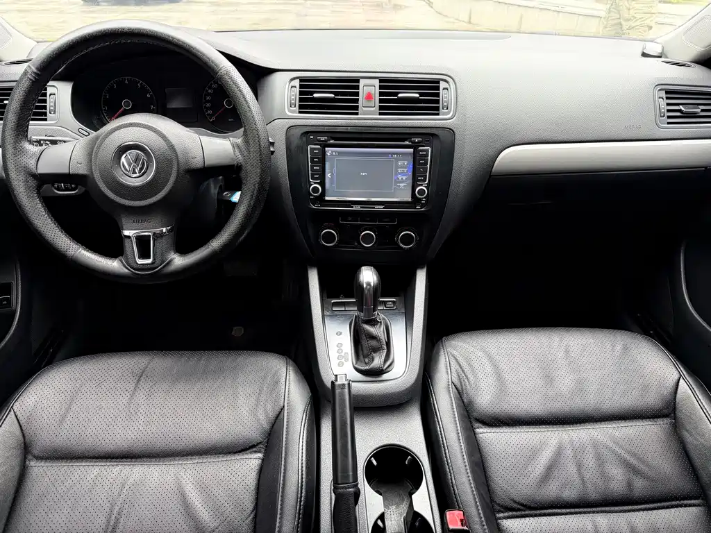 Volkswagen Sagitar 2012