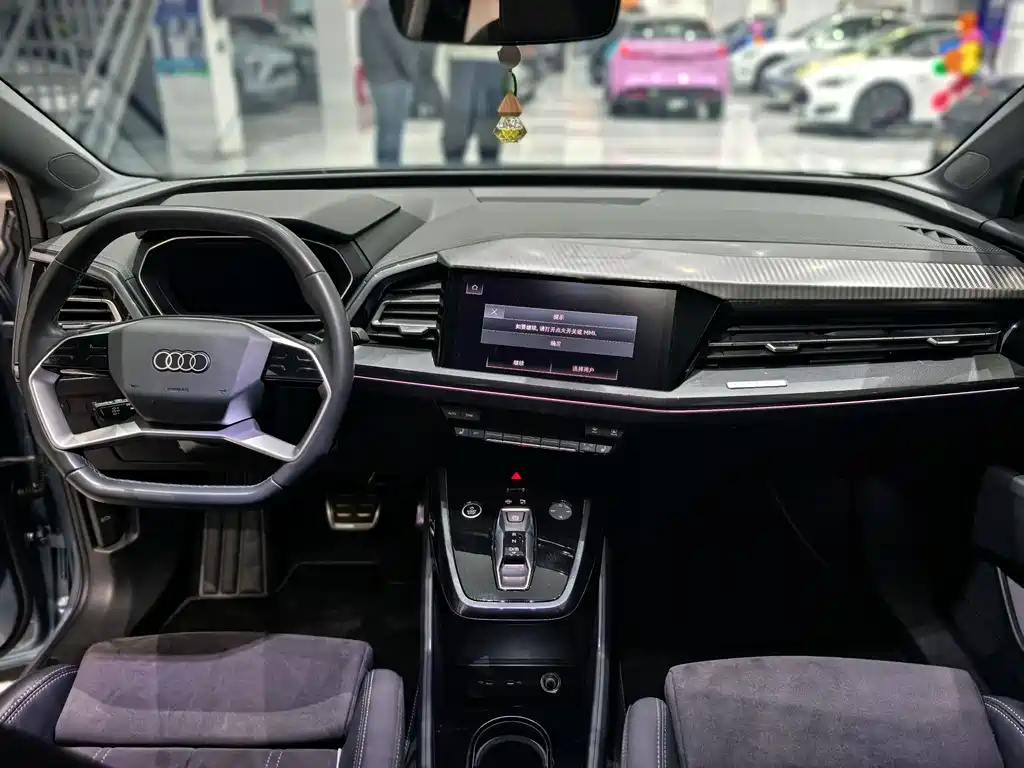 Audi Q4 e-tron 2022 — фото 10