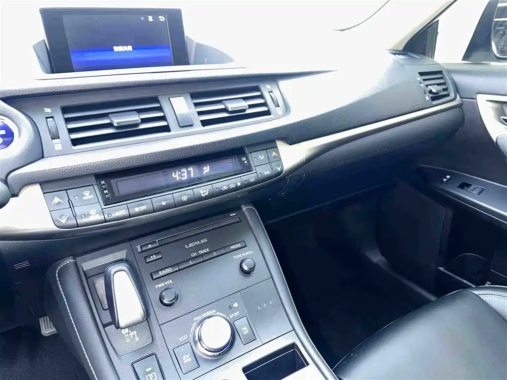 Lexus CT 2017 — фото 13