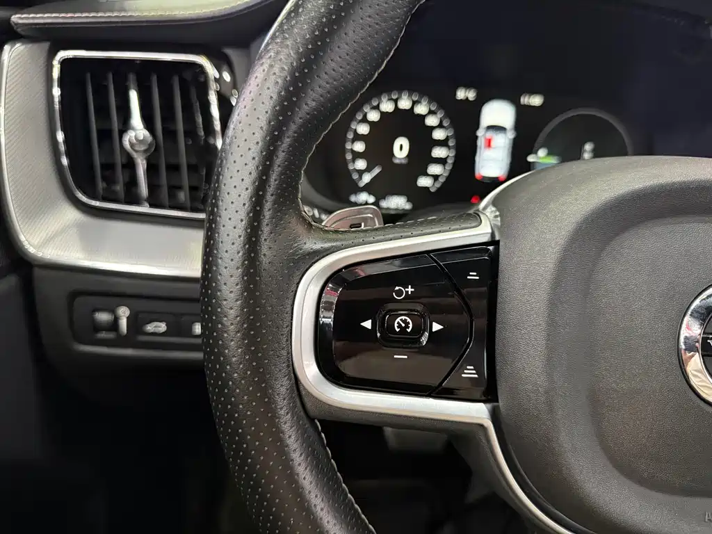 Volvo XC60 Plug-In Hybrid 2019 — фото 8