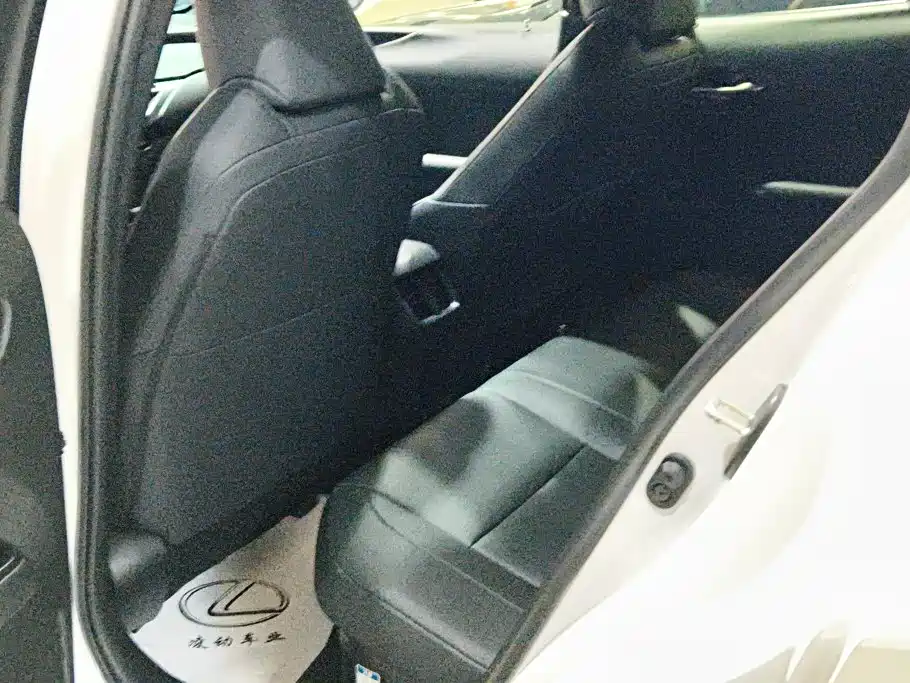 Lexus UX 2024 — фото 11