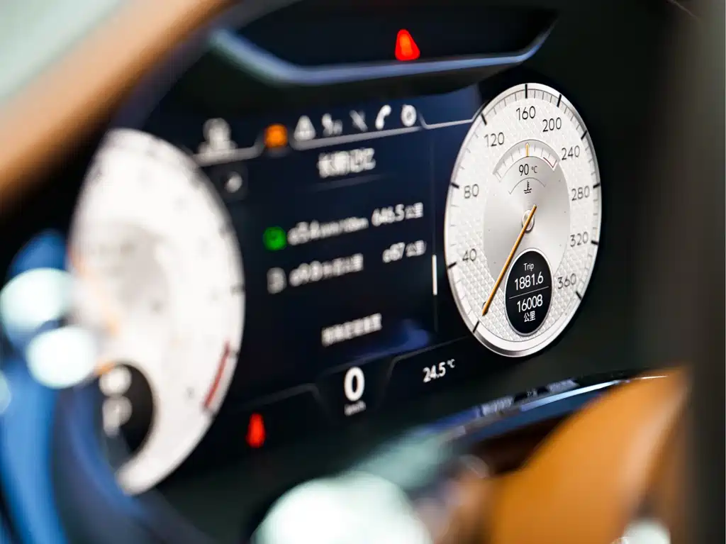 Bentley Flying Spur Plug-In Hybrid 2022 — фото 15