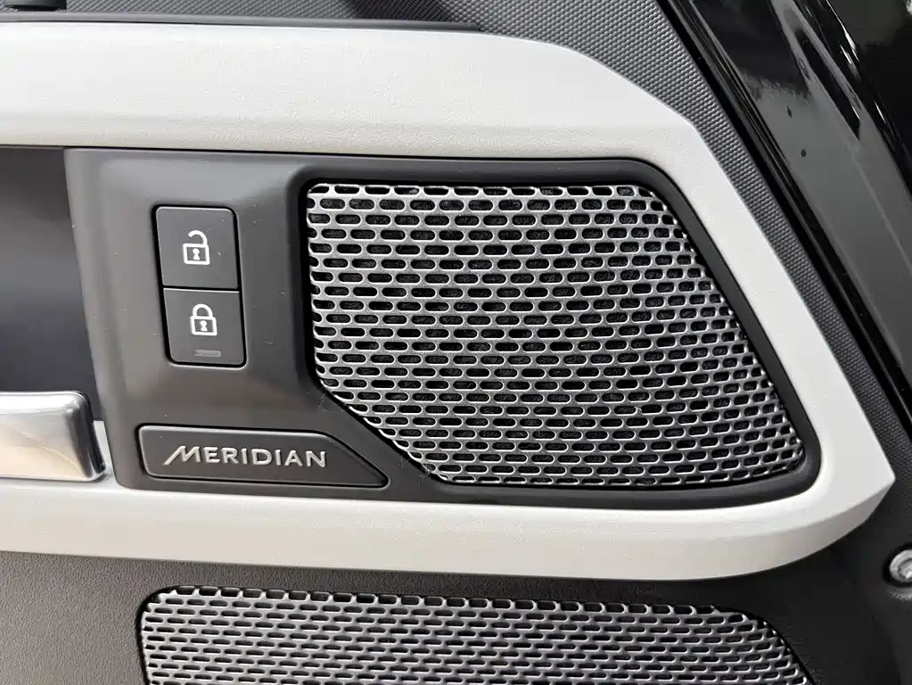 Land Rover Defender 2022 — фото 32