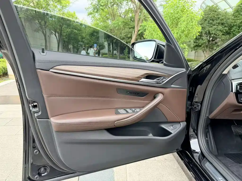 BMW 5 Series 2019 — фото 19