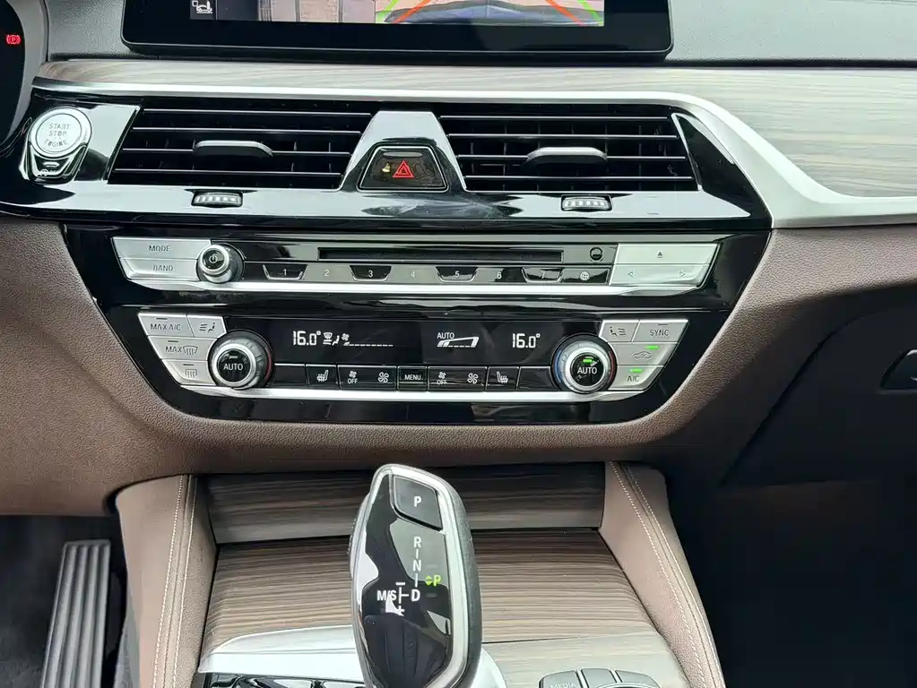 BMW 5 Series 2019 — фото 27