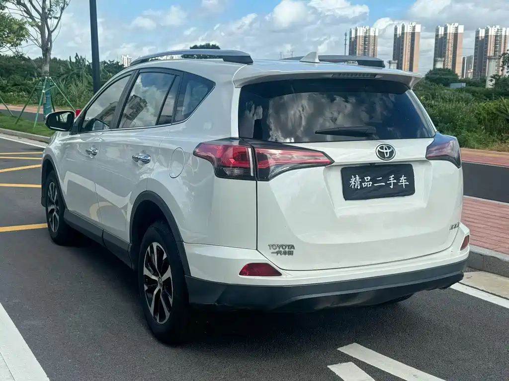 Toyota RAV4 2016 — фото 9