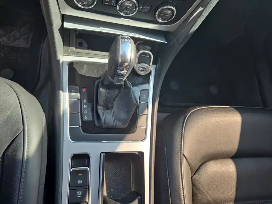 Volkswagen Passat 2015 — фото 16