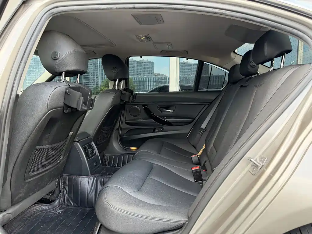 BMW 3 Series 2017 — фото 11