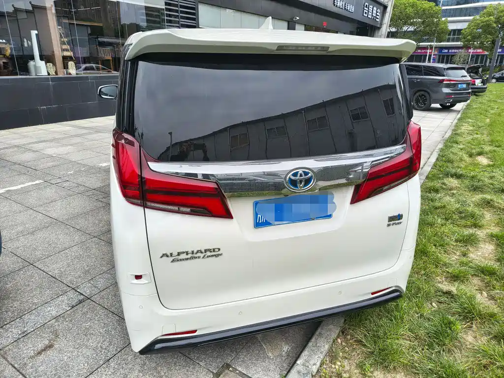 Toyota Alphard 2022 — фото 8