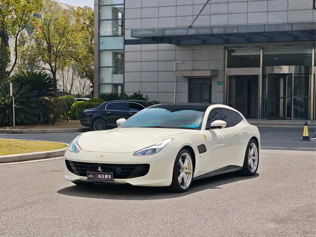 Ferrari GTC4Lusso 2019 — фото 1