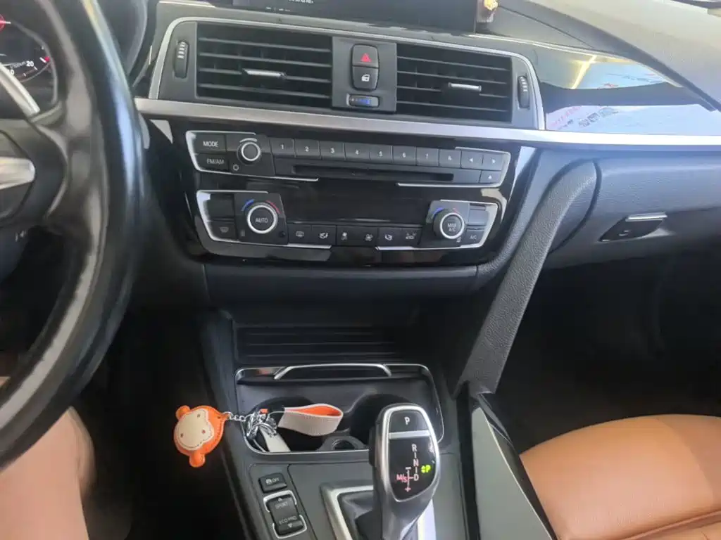 BMW 3 Series 2018 — фото 13