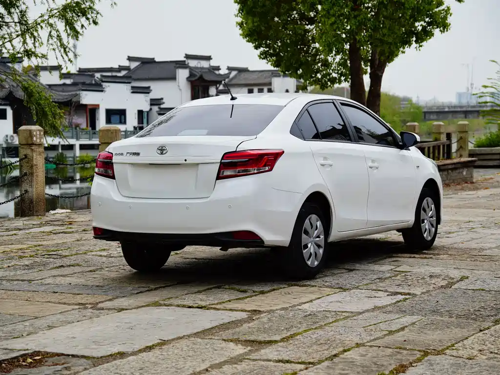 Toyota Yaris L 2022 — фото 6