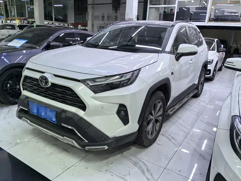 Toyota RAV4 2023 — фото 1