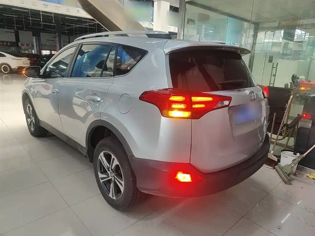 Toyota RAV4 2015 — фото 5