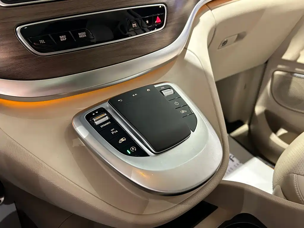 Mercedes-Benz V-Class 2021 — фото 12