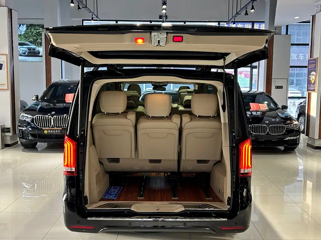 Mercedes-Benz V-Class 2021 — фото 27