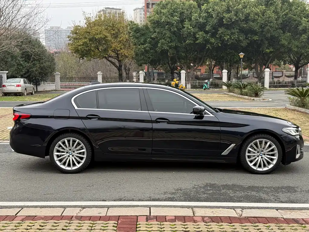 BMW 5 Series 2023 — фото 10