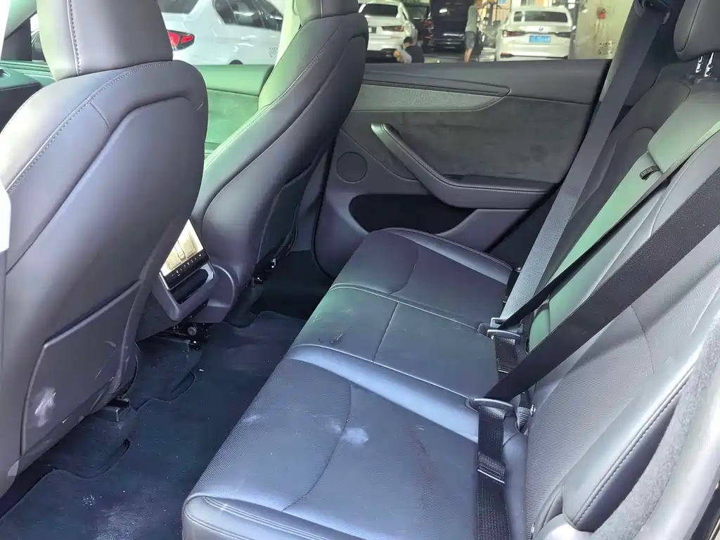 Tesla Model Y 2025 — фото 12