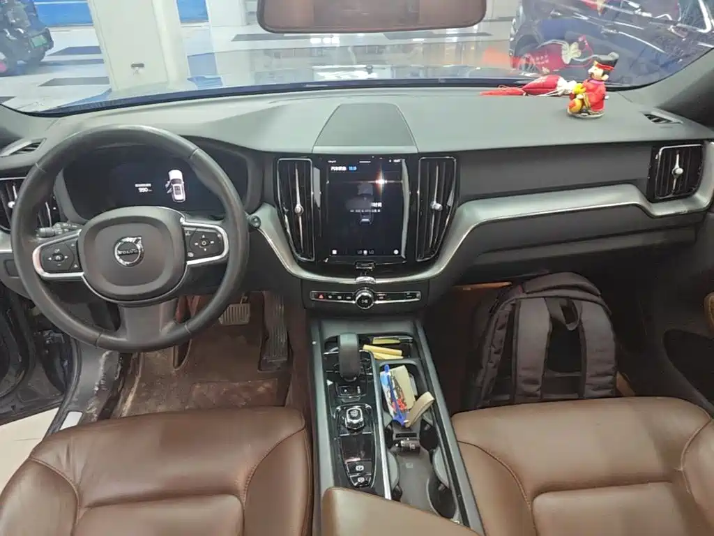 Volvo XC60 2023 — фото 10