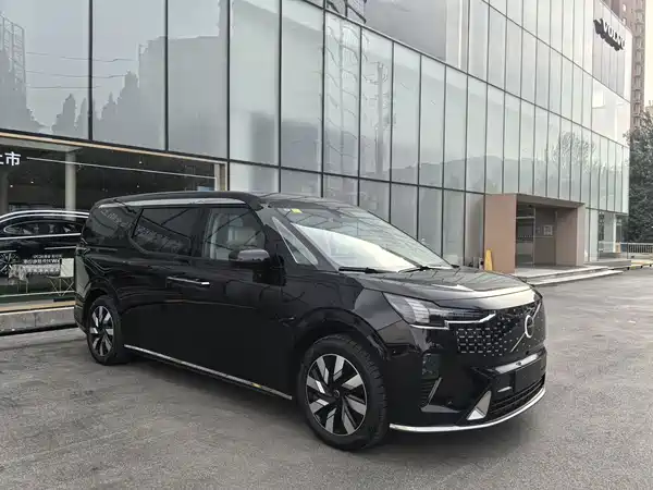 Volvo EM90 2024