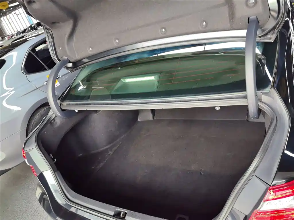 Toyota Camry 2018 — фото 15