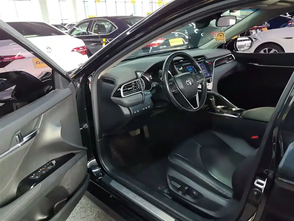 Toyota Camry 2018 — фото 12