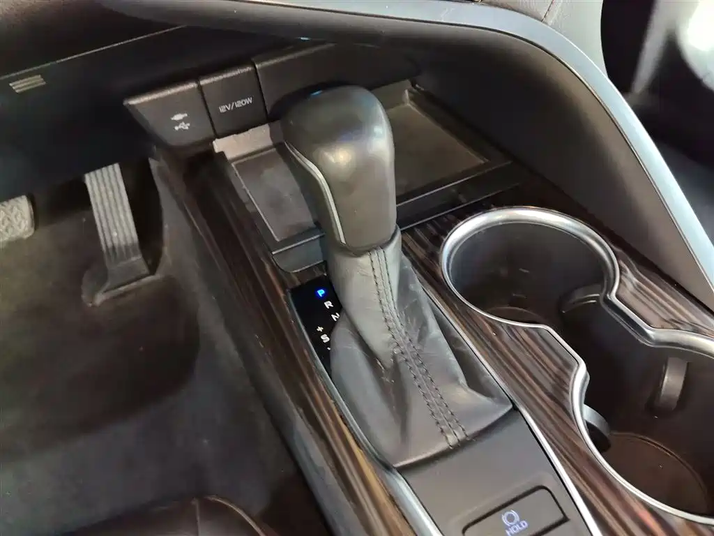 Toyota Camry 2018 — фото 10