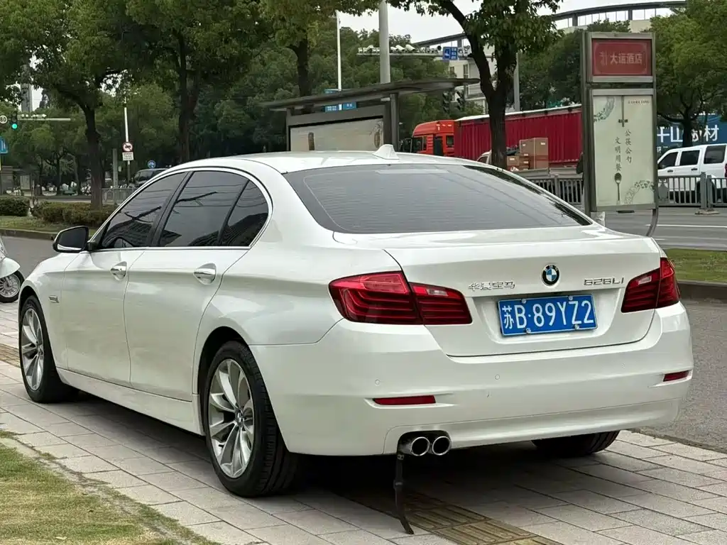BMW 5 Series 2017 — фото 9